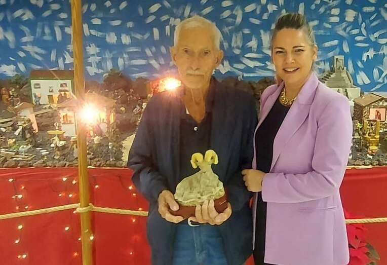 Carmelo Suárez, delante del belén canario, en el local social de Las Huesas/TA.